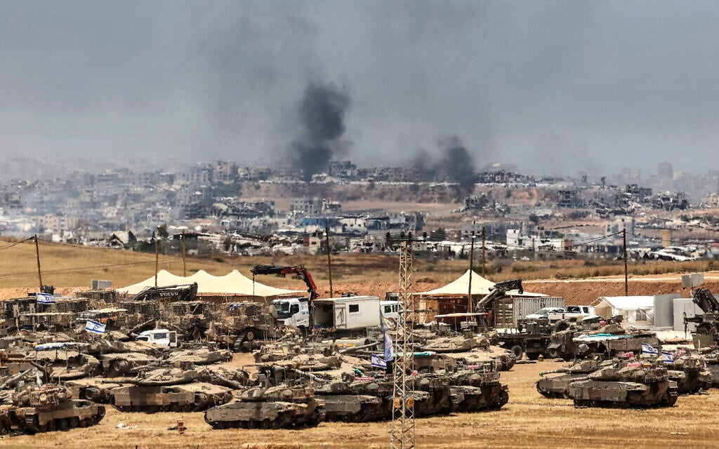 טנקים ודחפורים של צה"ל פרוסים בשטח, בעוד עשן מיתמר מעל מבנים הרוסים בעזה במהלך הפגזה ישראלית ב־17 במאי 2025 (צילום: Jack GUEZ / AFP) טנקים ודחפורים של צה"ל פרוסים בשטח, בעוד עשן מיתמר מעל מבנים הרוסים בעזה במהלך הפגזה ישראלית ב־17 במאי 2025 (צילום: Jack GUEZ / AFP)