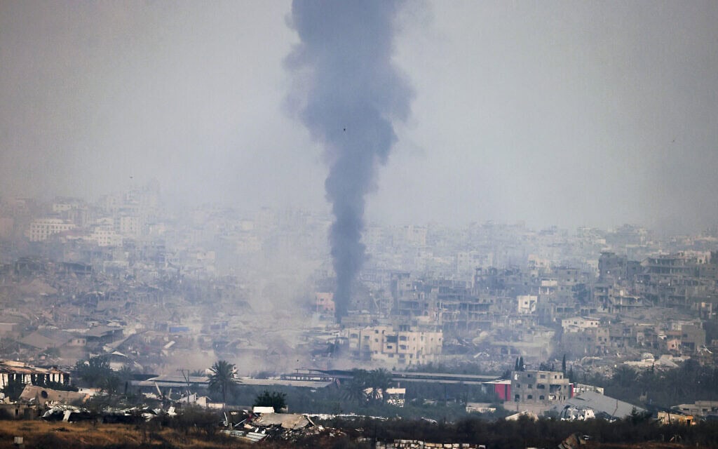 עשן מיתמר בשמי רצועת עזה בעקבות תקיפה ישראלית, 18 במאי 2025 (צילום: Menahem KAHANA / AFP) עשן מיתמר בשמי רצועת עזה בעקבות תקיפה ישראלית, 18 במאי 2025 (צילום: Menahem KAHANA / AFP)