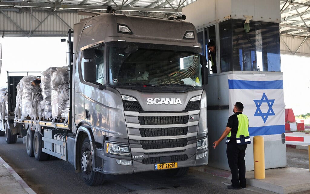 משאית הנושאת אספקה הומניטרית חוצה את הגבול שבין ישראל לרצועת עזה דרך מעבר כרם שלום, 22 במאי 2025 (צילום: Jack GUEZ / AFP) משאית הנושאת אספקה הומניטרית חוצה את הגבול שבין ישראל לרצועת עזה דרך מעבר כרם שלום, 22 במאי 2025 (צילום: Jack GUEZ / AFP)