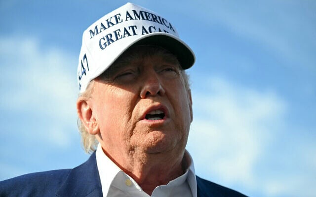 נשיא ארה"ב דונלד טראמפ משוחח עם עיתונאים לפני עלייה למטוסו בניו ג'רזי. 25 במאי 2025 (צילום: SAUL LOEB / AFP) נשיא ארה"ב דונלד טראמפ משוחח עם עיתונאים לפני עלייה למטוסו בניו ג'רזי. 25 במאי 2025 (צילום: SAUL LOEB / AFP)
