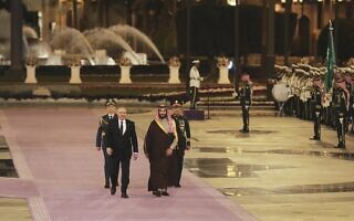 יורש העצר הסעודי מוחמד בן סלמאן מימין, עם נשיא לבנון ג'וזף עאון, עם הגעתו לריאד, מרץ 2025 (צילום: Lebanese Presidency press office via AP) יורש העצר הסעודי מוחמד בן סלמאן מימין, עם נשיא לבנון ג'וזף עאון, עם הגעתו לריאד, מרץ 2025 (צילום: Lebanese Presidency press office via AP)