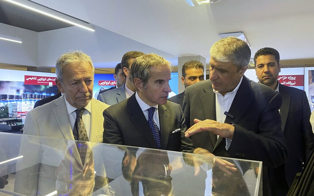 מנכ"ל הסוכנות הבינלאומית לאנרגיה אטומית (IAEA), רפאל מריאנו גרוסי (במרכז), מבקר בתערוכה של הישגי הגרעין של איראן, בטהרן, איראן, 17 באפריל 2025 (צילום: Atomic Energy Organisation of Iran via AP) מנכ"ל הסוכנות הבינלאומית לאנרגיה אטומית (IAEA), רפאל מריאנו גרוסי (במרכז), מבקר בתערוכה של הישגי הגרעין של איראן, בטהרן, איראן, 17 באפריל 2025 (צילום: Atomic Energy Organisation of Iran via AP)