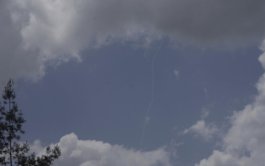 שובל של עשן בשמיים, שנוצר בעקבות ניסיונות ליירט טיל ששוגר ארצה מתימן, כפי שנראה מכביש 1 בין תל אביב לירושלים, 2 במאי 2025 (צילום: AP Photo/Mahmoud Illean) שובל של עשן בשמיים, שנוצר בעקבות ניסיונות ליירט טיל ששוגר ארצה מתימן, כפי שנראה מכביש 1 בין תל אביב לירושלים, 2 במאי 2025 (צילום: AP Photo/Mahmoud Illean)