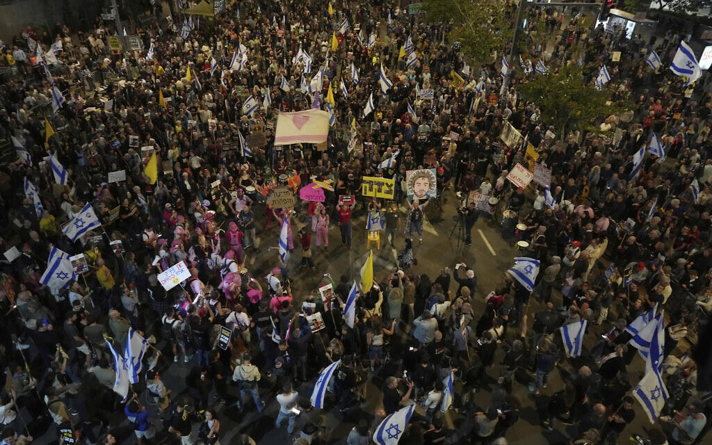 מפגינים בתל אביב מוחים נגד הממשלה וקוראים לשחרור החטופים, 3 במאי 2025 (צילום: AP Photo/Ariel Schalit) מפגינים בתל אביב מוחים נגד הממשלה וקוראים לשחרור החטופים, 3 במאי 2025 (צילום: AP Photo/Ariel Schalit)