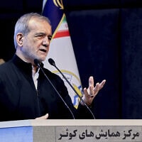 נשיא איראן מסעוד פזשכיאן נואם בפני בכירים בחיל הים בטהרן, 17 במאי 2025 (צילום: Iranian Presidency Office via AP) נשיא איראן מסעוד פזשכיאן נואם בפני בכירים בחיל הים בטהרן, 17 במאי 2025 (צילום: Iranian Presidency Office via AP)