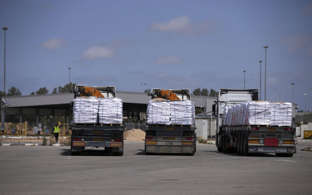 משאיות הנושאות סיוע הומניטרי לרצועת עזה במעבר כרם שלום, 19 במאי 2025 (צילום: AP Photo/Ohad Zwigenberg) משאיות הנושאות סיוע הומניטרי לרצועת עזה במעבר כרם שלום, 19 במאי 2025 (צילום: AP Photo/Ohad Zwigenberg)