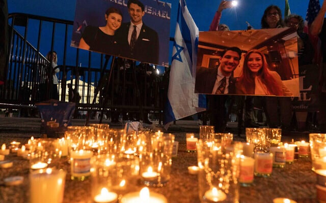 נרות שהודלקו ליד הבית הלבן בוושינגטון לזכר ירון לישינסקי ושרה מילגרם, 22 במאי 2025 (צילום: AP Photo/Jose Luis Magana) נרות שהודלקו ליד הבית הלבן בוושינגטון לזכר ירון לישינסקי ושרה מילגרם, 22 במאי 2025 (צילום: AP Photo/Jose Luis Magana)