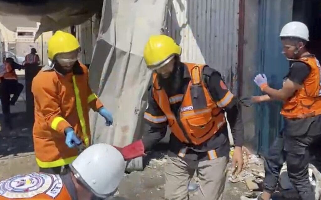 תמונה מתוך סרטון שפורסם על ידי ההגנה האזרחית בעזה, בו נראים עובדים אוספים שרידי גופות לאחר שתקיפה ישראלית הרגה תשעה מתוך עשרת ילדיה של רופאה בחאן יונס. 24 במאי 2025 (צילום: Gaza Civil Defense via AP) תמונה מתוך סרטון שפורסם על ידי ההגנה האזרחית בעזה, בו נראים עובדים אוספים שרידי גופות לאחר שתקיפה ישראלית הרגה תשעה מתוך עשרת ילדיה של רופאה בחאן יונס. 24 במאי 2025 (צילום: Gaza Civil Defense via AP)
