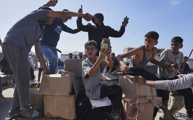 פלסטינים מתנפלים על חבילות האוכל שמחולקות באזור רפיח, בדרום רצועת עזה, 27 במאי 2025 (צילום: AP Photo/Abdel Kareem Hana) פלסטינים מתנפלים על חבילות האוכל שמחולקות באזור רפיח, בדרום רצועת עזה, 27 במאי 2025 (צילום: AP Photo/Abdel Kareem Hana)