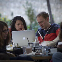 אילוסטרציה: צעירים עובדים על מחשב נייד בבית קפה במרכז ירושלים, 1 בנובמבר 2014 (צילום: מרים אלסטר/פלאש90) אילוסטרציה: צעירים עובדים על מחשב נייד בבית קפה במרכז ירושלים, 1 בנובמבר 2014 (צילום: מרים אלסטר/פלאש90)