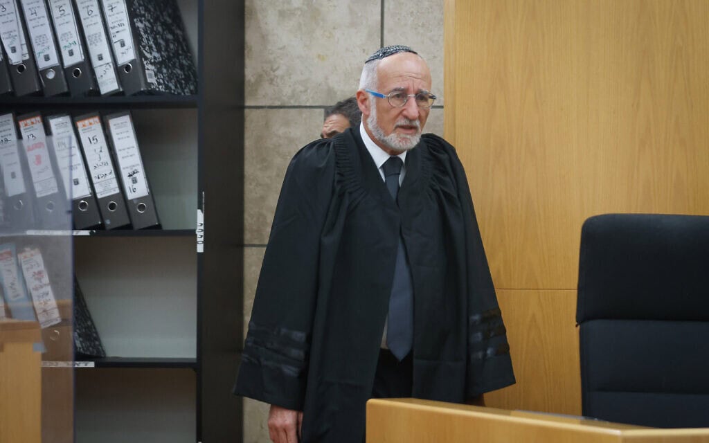 אשר קולה בבית המשפט המחוזי בנצרת, בעת כהונתו כשופט, 7 ביוני 2022 (צילום: דוד כהן/פלאש90) אשר קולה בבית המשפט המחוזי בנצרת, בעת כהונתו כשופט, 7 ביוני 2022 (צילום: דוד כהן/פלאש90)