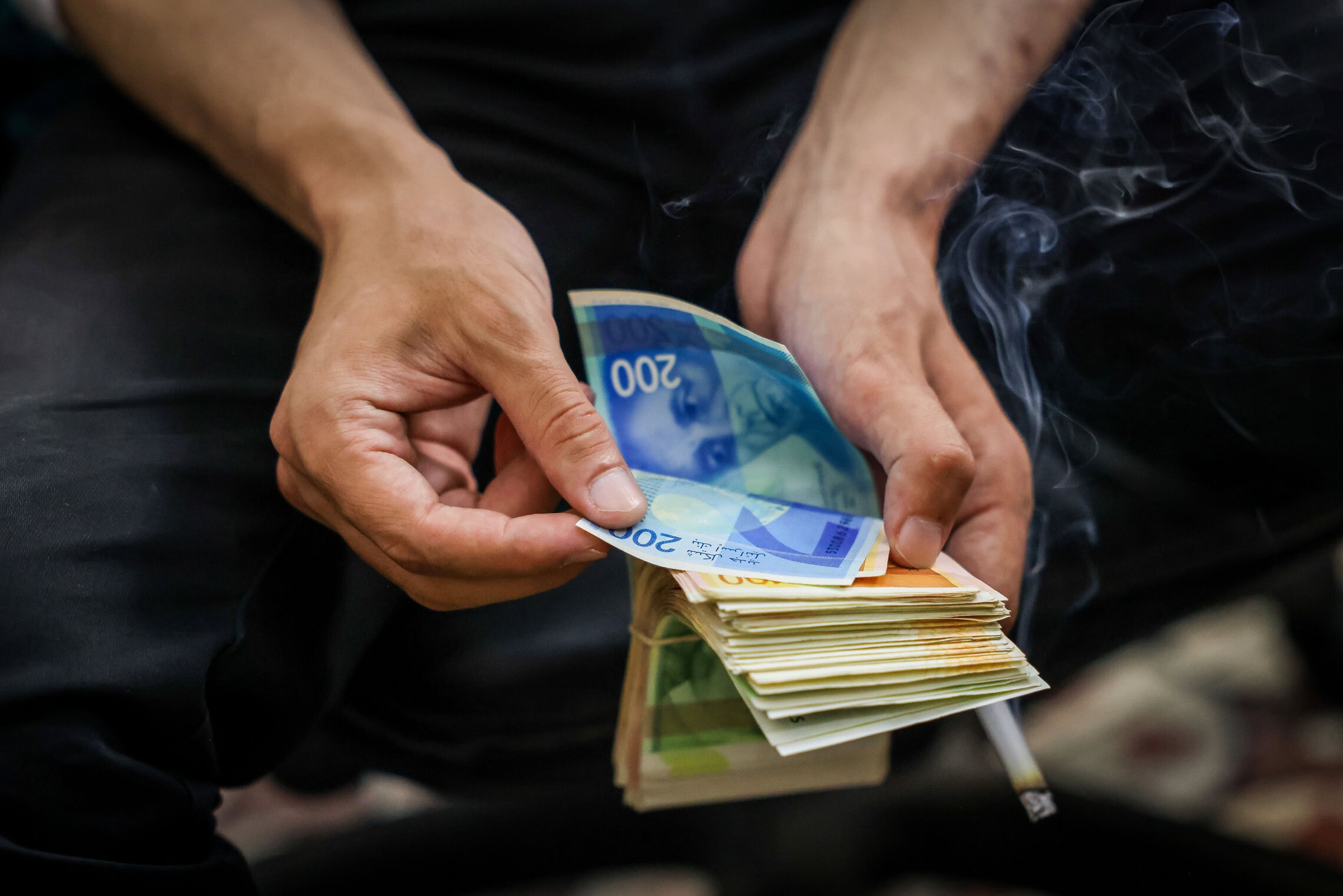 גבר סופר שטרות כסף, 9 ביולי 2023 (צילום: חיים גולדברג/פלאש90) גבר סופר שטרות כסף, 9 ביולי 2023 (צילום: חיים גולדברג/פלאש90)