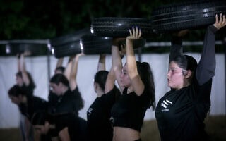 נערות ישראליות (תלמידות י"ב) במהלך אימון ב"מלכת הארץ" – מיזם הכנה לשירות משמעותי בצה"ל, הפועל במרכז הארץ ומיועד לבנות בלבד, 8 באוקטובר 2024 (צילום: מרים אסלטר/פלאש90) נערות ישראליות (תלמידות י"ב) במהלך אימון ב"מלכת הארץ" – מיזם הכנה לשירות משמעותי בצה"ל, הפועל במרכז הארץ ומיועד לבנות בלבד, 8 באוקטובר 2024 (צילום: מרים אסלטר/פלאש90)