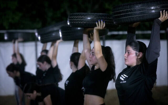 נערות ישראליות (תלמידות י"ב) במהלך אימון ב"מלכת הארץ" – מיזם הכנה לשירות משמעותי בצה"ל, הפועל במרכז הארץ ומיועד לבנות בלבד, 8 באוקטובר 2024