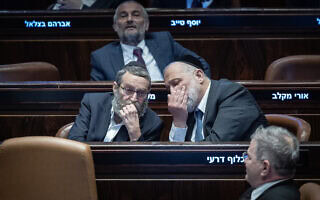 ח"כ אריה דרעי מש"ס וח"כ משה גפני מיהדות התורה מסתודדים במליאת הכנסת, 10 בפברואר 2025 (צילום: יונתן זינדל/פלאש90) ח"כ אריה דרעי מש"ס וח"כ משה גפני מיהדות התורה מסתודדים במליאת הכנסת, 10 בפברואר 2025 (צילום: יונתן זינדל/פלאש90)