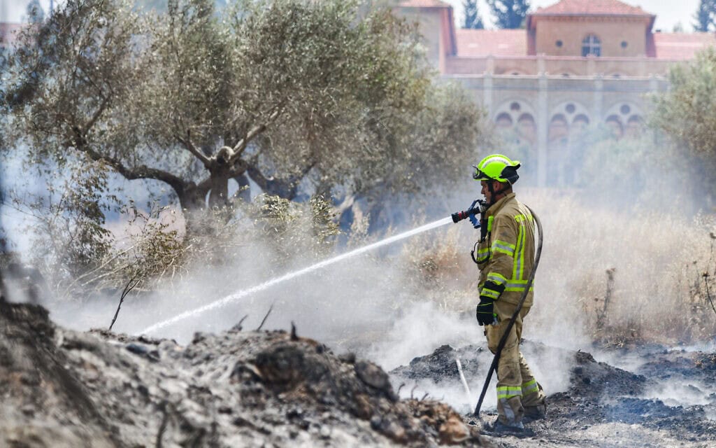 לוחם אש נלחם בשרפת הענק ליד מנזר לטרון, 1 במאי 2025 (צילום: אבשלום ששוני/פלאש90) לוחם אש נלחם בשרפת הענק ליד מנזר לטרון, 1 במאי 2025 (צילום: אבשלום ששוני/פלאש90)