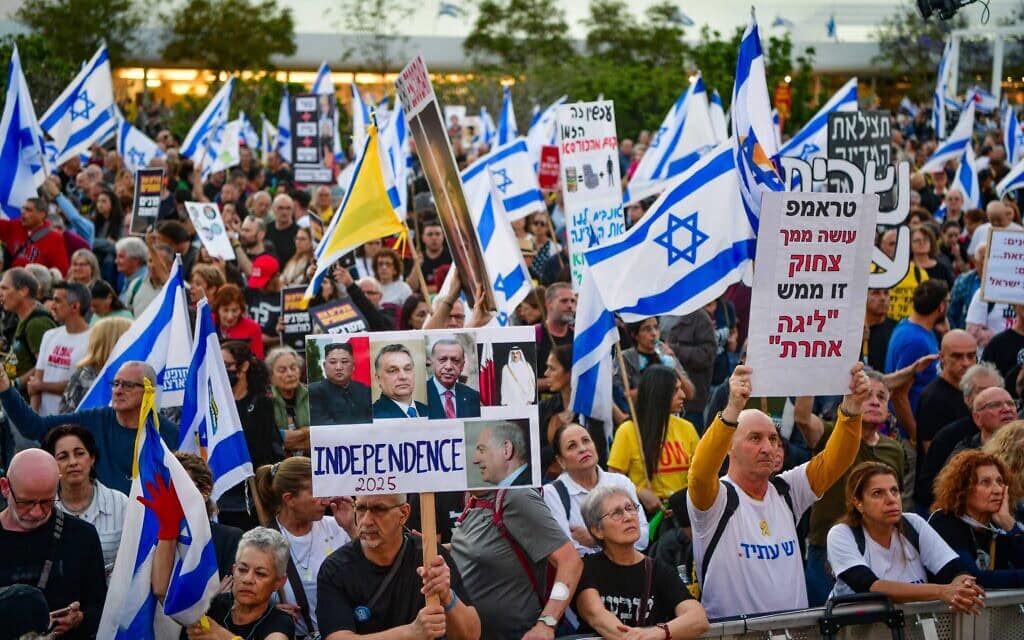 מפגינים מוחים נגד הממשלה ולמען שחרור החטופים בכיכר הבימה בתל אביב, 3 במאי 2025 (צילום: אבשלום ששוני/פלאש90) מפגינים מוחים נגד הממשלה ולמען שחרור החטופים בכיכר הבימה בתל אביב, 3 במאי 2025 (צילום: אבשלום ששוני/פלאש90)