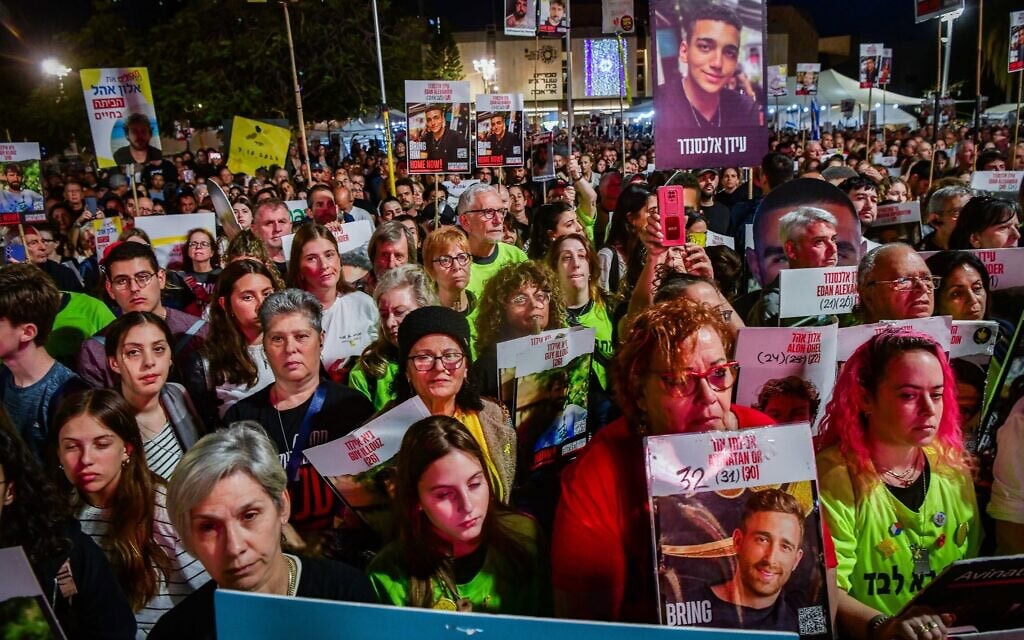 משפחות החטופים המוחזקים בעזה מפגינות בכיכר החטופים בתל אביב, 3 במאי 2025 (צילום: אבשלום ששוני/פלאש90) משפחות החטופים המוחזקים בעזה מפגינות בכיכר החטופים בתל אביב, 3 במאי 2025 (צילום: אבשלום ששוני/פלאש90)