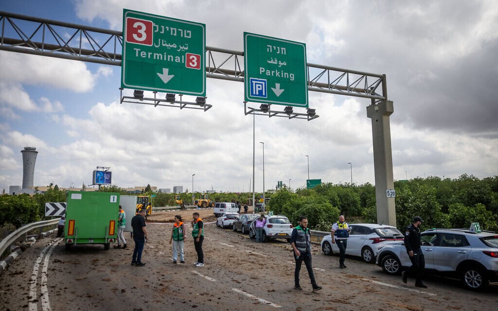 זירת פגיעת טיל מתימן בנתב"ג, 4 במאי 2025 (צילום: חיים גולדברג/פלאש90) זירת פגיעת טיל מתימן בנתב"ג, 4 במאי 2025 (צילום: חיים גולדברג/פלאש90)