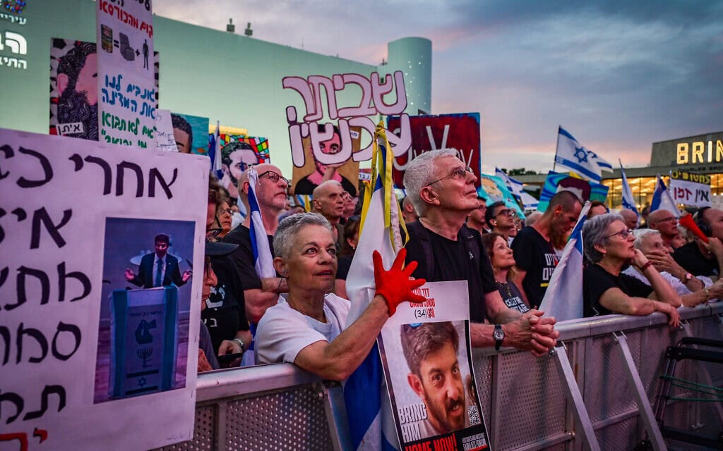 מפגינים למען החטופים בכיכר הבימה בתל אביב. 10 במאי 2025 (צילום: אבשלום ששוני/פלאש90) מפגינים למען החטופים בכיכר הבימה בתל אביב. 10 במאי 2025 (צילום: אבשלום ששוני/פלאש90)