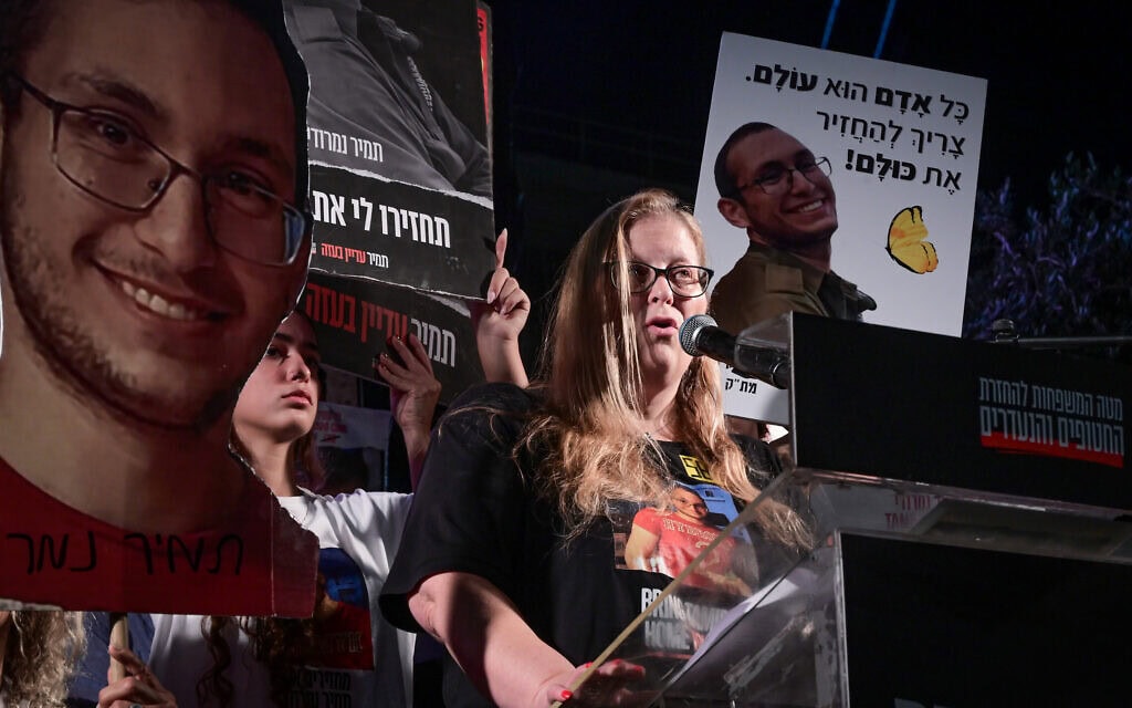 חירות נמרודי נושאת דברים בהפגנה בתל אביב למען שחרור החטופים המוחזקים ברצועת עזה, כשלצידה תמונותיו של בנה, תמיר נמרודי, 10 במאי 2025 (צילום: אבשלום ששוני/פלאש90) חירות נמרודי נושאת דברים בהפגנה בתל אביב למען שחרור החטופים המוחזקים ברצועת עזה, כשלצידה תמונותיו של בנה, תמיר נמרודי, 10 במאי 2025 (צילום: אבשלום ששוני/פלאש90)