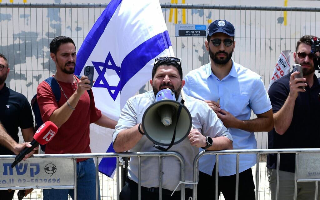 אלמוג כהן ופעילי "אם תרצו" מפגינים נגד במהלך עצרת לציון יום הנכבה באוניברסיטת תל אביב, 14 במאי 2025 (צילום: תומר נויברג/פלאש90) אלמוג כהן ופעילי "אם תרצו" מפגינים נגד במהלך עצרת לציון יום הנכבה באוניברסיטת תל אביב, 14 במאי 2025 (צילום: תומר נויברג/פלאש90)