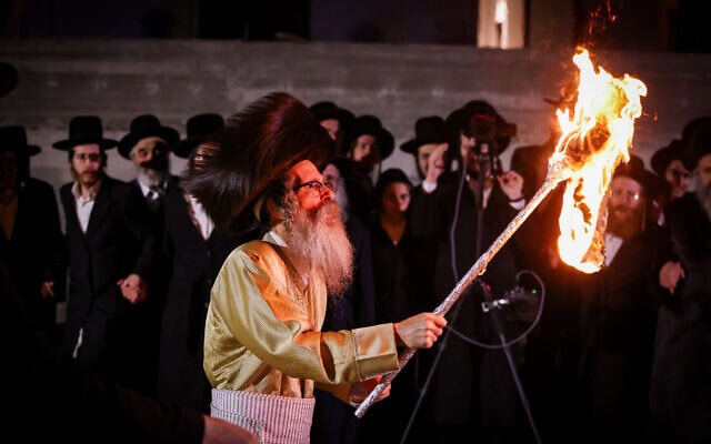 הרב נחמן בידרמן וחסידיו מדליקים מדורה במהלך חגיגות ל"ג בעומר במירון, 16 במאי 2025 (צילום: דוד כהן/פלאש90) הרב נחמן בידרמן וחסידיו מדליקים מדורה במהלך חגיגות ל"ג בעומר במירון, 16 במאי 2025 (צילום: דוד כהן/פלאש90)