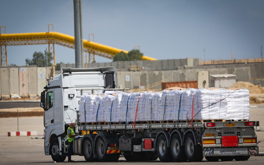 משאיות עמוסות בסיוע הומניטרי בצד הישראלי של הגבול עם רצועת עזה, לפני כניסתן לעזה, 19 במאי 2025 (צילום: פלאש90) משאיות עמוסות בסיוע הומניטרי בצד הישראלי של הגבול עם רצועת עזה, לפני כניסתן לעזה, 19 במאי 2025 (צילום: פלאש90)