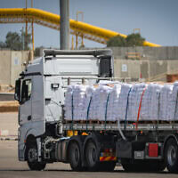 משאיות עמוסות בסיוע הומניטרי בצד הישראלי של הגבול עם רצועת עזה, לפני כניסתן לעזה, 19 במאי 2025 (צילום: פלאש90) משאיות עמוסות בסיוע הומניטרי בצד הישראלי של הגבול עם רצועת עזה, לפני כניסתן לעזה, 19 במאי 2025 (צילום: פלאש90)