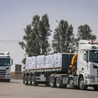 משאיות עמוסות בסיוע הומניטרי בצד הישראלי של הגבול עם רצועת עזה, לפני כניסתן לעזה, 19 במאי 2025 (צילום: פלאש90) משאיות עמוסות בסיוע הומניטרי בצד הישראלי של הגבול עם רצועת עזה, לפני כניסתן לעזה, 19 במאי 2025 (צילום: פלאש90)