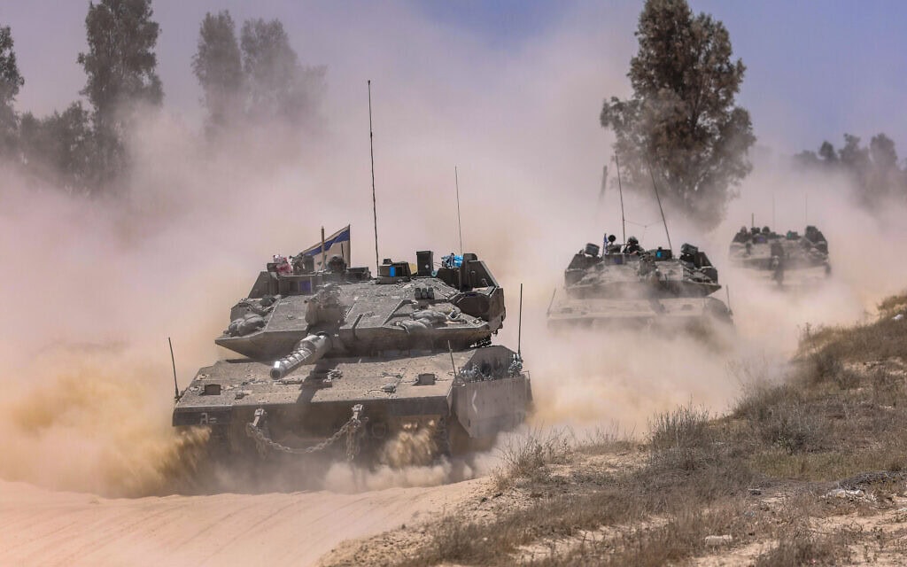 טנקים של צה"ל בדרום הארץ, בגבול עם רצועת עזה, 20 במאי 2025 (צילום: Jamal Awad/Flash90) טנקים של צה"ל בדרום הארץ, בגבול עם רצועת עזה, 20 במאי 2025 (צילום: Jamal Awad/Flash90)