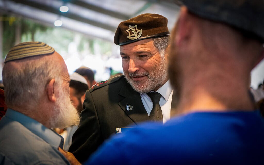 דוד זיני בהר הרצל בירושלים ביום הזיכרון לחללי מערכות ישראל ולחללי פעולות האיבה, 30 באפריל 2025 (צילום: אריה לייב אברמס/פלאש90) דוד זיני בהר הרצל בירושלים ביום הזיכרון לחללי מערכות ישראל ולחללי פעולות האיבה, 30 באפריל 2025 (צילום: אריה לייב אברמס/פלאש90)
