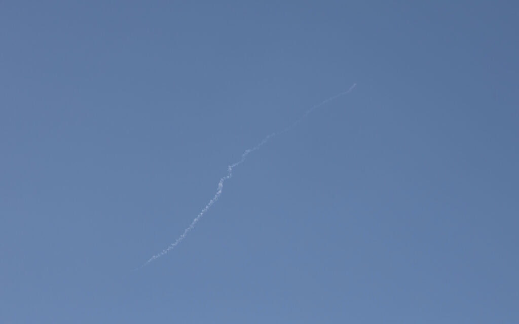 שובל מיירט בשמיים לאחר יירוט טיל ששיגרו החות׳ים מתימן. 22 במאי 2025 (צילום: יונתן זינדל/פלאש90)