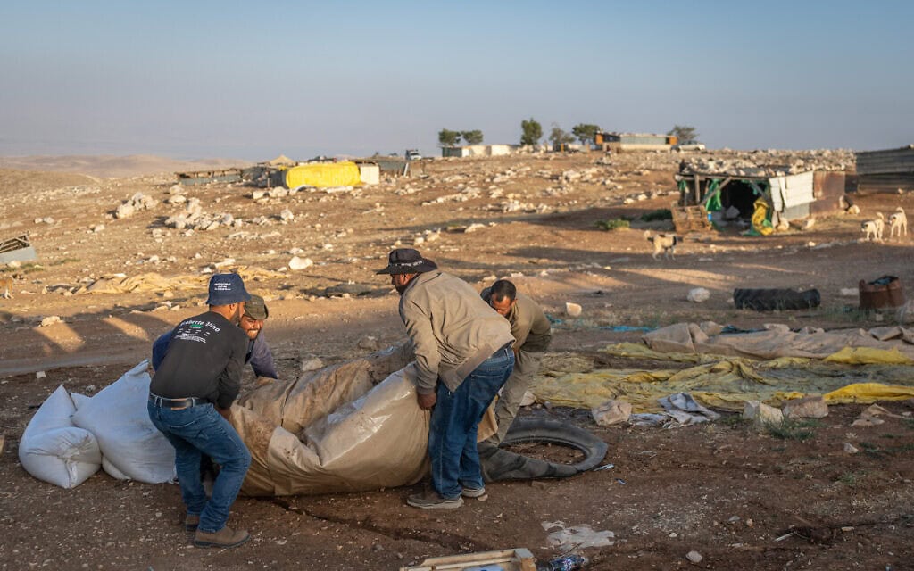 פלסטינים עוזבים את הכפר שלהם במוע'ייר א-דיר מחשש להתקפות מתנחלים. 22 במאי 2025 (צילום: חיים גולדברג/פלאש90) פלסטינים עוזבים את הכפר שלהם במוע'ייר א-דיר מחשש להתקפות מתנחלים. 22 במאי 2025 (צילום: חיים גולדברג/פלאש90)