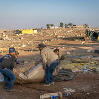 פלסטינים עוזבים את הכפר שלהם במוע'ייר א-דיר מחשש להתקפות מתנחלים. 22 במאי 2025 (צילום: חיים גולדברג/פלאש90) פלסטינים עוזבים את הכפר שלהם במוע'ייר א-דיר מחשש להתקפות מתנחלים. 22 במאי 2025 (צילום: חיים גולדברג/פלאש90)