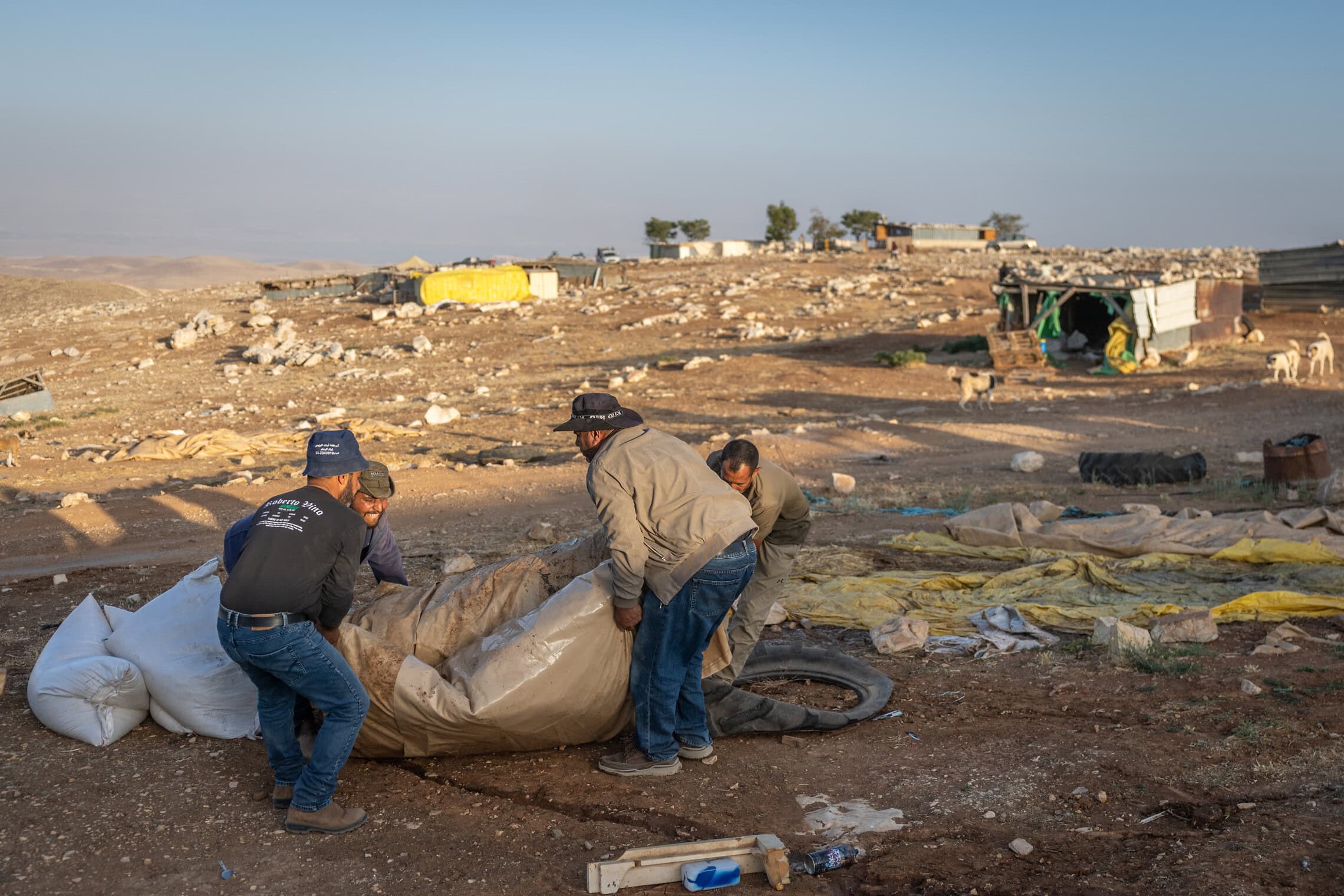 פלסטינים עוזבים את הכפר שלהם במוע'ייר א-דיר מחשש להתקפות מתנחלים. 22 במאי 2025 (צילום: חיים גולדברג/פלאש90)