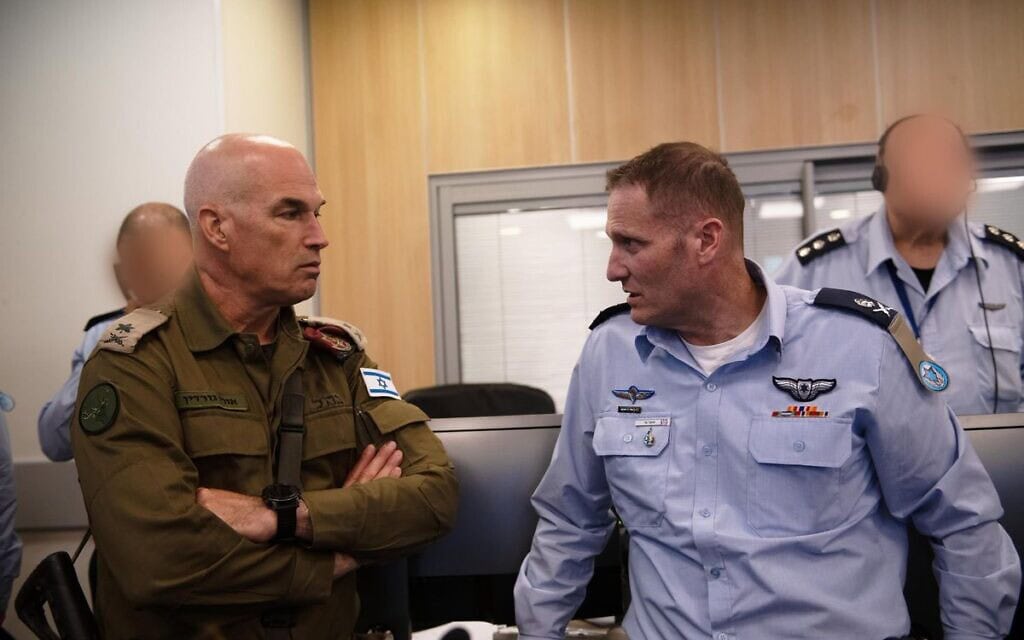 מפקד חיל האוויר תומר בר ומפקד פיקוד הצפון אורי גורדין בבור חיל האוויר במהלך תקיפת צה"ל בסוריה, מאי 2025 (צילום: חשבון ה-X של צה"ל) מפקד חיל האוויר תומר בר ומפקד פיקוד הצפון אורי גורדין בבור חיל האוויר במהלך תקיפת צה"ל בסוריה, מאי 2025 (צילום: חשבון ה-X של צה"ל)