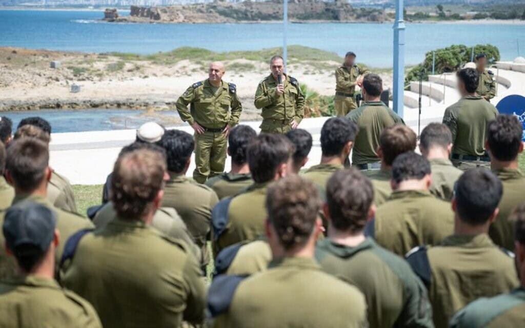 הרמטכ"ל אייל זמיר ומפקד זרוע הים דוד סער סלמה מול חיילי שייטת 13 בבסיס עתלית, 4 במאי 2025 (צילום: אתר צה"ל) הרמטכ"ל אייל זמיר ומפקד זרוע הים דוד סער סלמה מול חיילי שייטת 13 בבסיס עתלית, 4 במאי 2025 (צילום: אתר צה"ל)