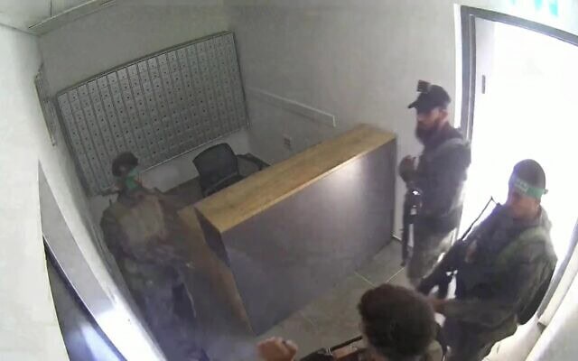 מחבלי חמאס בבסיס אורים, 7 באוקטובר 2023 (צילום: צילום מסך מתוך שידורי חדשות 12) מחבלי חמאס בבסיס אורים, 7 באוקטובר 2023 (צילום: צילום מסך מתוך שידורי חדשות 12)