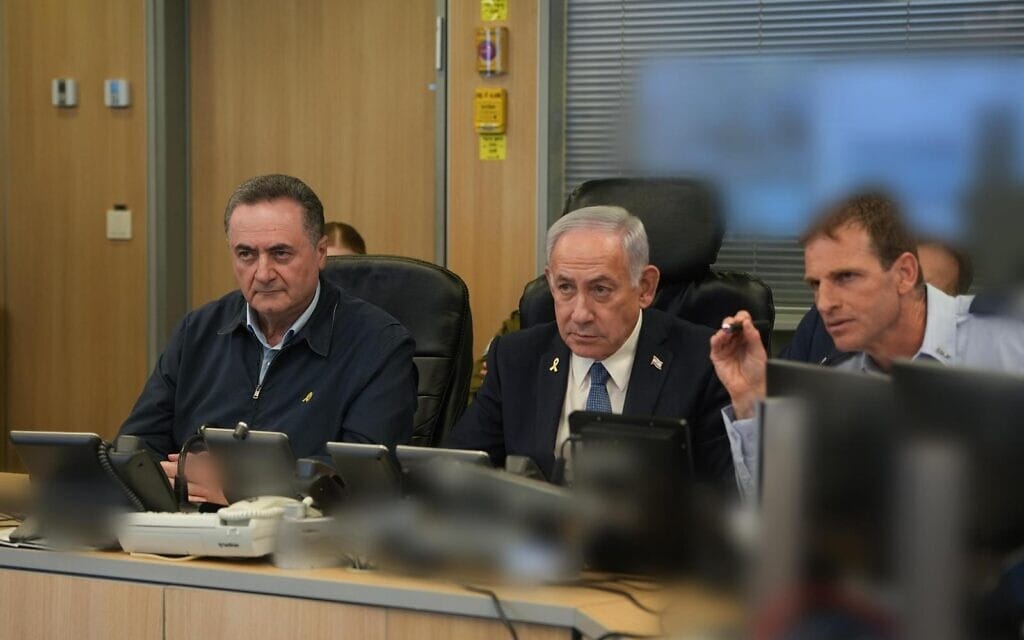 ראש הממשלה בנימין נתניהו, שר הביטחון ישראל כ"ץ וראש מטה חיל האוויר עומר טישלר בבור חיל האוויר בקריה במהלך התקיפה בתימן, 6 במאי 2025 (צילום: אלעד מלכה) ראש הממשלה בנימין נתניהו, שר הביטחון ישראל כ"ץ וראש מטה חיל האוויר עומר טישלר בבור חיל האוויר בקריה במהלך התקיפה בתימן, 6 במאי 2025 (צילום: אלעד מלכה)