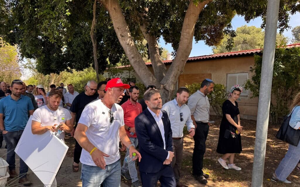 שר האוצר בצלאל סמוטריץ' בסיור בקיבוץ נחל עוז. 7 במאי 2025 שר האוצר בצלאל סמוטריץ' בסיור בקיבוץ נחל עוז. 7 במאי 2025