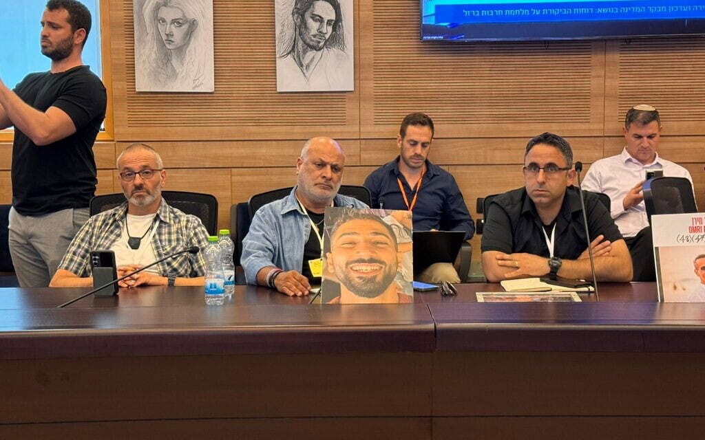 חברי מועצת אוקטובר בדיון בכנסת. מימין: אבישי אדרי, שורד הטבח בנחל עוז, יורם יהודאי, אביו של רון שנרצח בנובה, ליעד ברעם, אביו סמ״ר נטע ברעם ז״ל מפקד לוחמי הבלון בנחל עוז. 12 במאי 2025 (צילום: מועצת אוקטובר) חברי מועצת אוקטובר בדיון בכנסת. מימין: אבישי אדרי, שורד הטבח בנחל עוז, יורם יהודאי, אביו של רון שנרצח בנובה, ליעד ברעם, אביו סמ״ר נטע ברעם ז״ל מפקד לוחמי הבלון בנחל עוז. 12 במאי 2025 (צילום: מועצת אוקטובר)