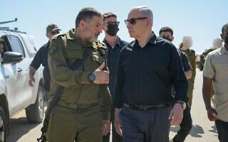 ראש הממשלה בנימין נתניהו ואלוף דוד זיני בעת ביקורו של ראש הממשלה בבסיס צאלים, 8 במאי 2025 (צילום: מעיין טואף / לע"מ) ראש הממשלה בנימין נתניהו ואלוף דוד זיני בעת ביקורו של ראש הממשלה בבסיס צאלים, 8 במאי 2025 (צילום: מעיין טואף / לע"מ)
