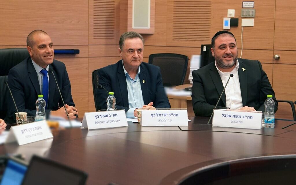 שר הפנים משה ארבל, שר הביטחון ישראל כ״ץ ויו״ר הקואליציה אופיר כץ בדיון בוועדת הכנסת. 28 במאי 2025 (צילום: אריאל חרמוני, משרד הביטחון) שר הפנים משה ארבל, שר הביטחון ישראל כ״ץ ויו״ר הקואליציה אופיר כץ בדיון בוועדת הכנסת. 28 במאי 2025 (צילום: אריאל חרמוני, משרד הביטחון)