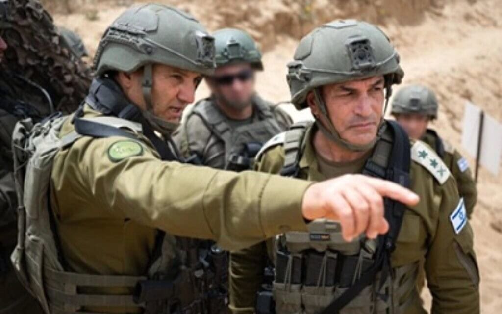 הרמטכ"ל רב-אלוף אייל זמיר ומפקד פיקוד הדרום, אלוף יניב עשור, בצפון רצועת עזה, 18 במאי 2025 (צילום: דובר צה"ל) הרמטכ"ל רב-אלוף אייל זמיר ומפקד פיקוד הדרום, אלוף יניב עשור, בצפון רצועת עזה, 18 במאי 2025 (צילום: דובר צה"ל)