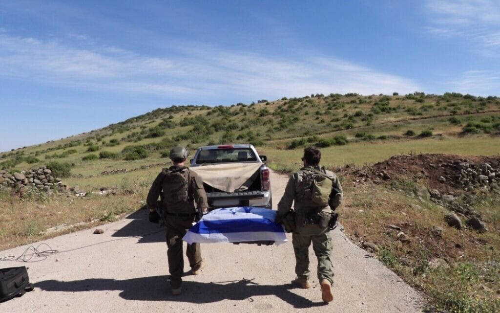 כוח של צה"ל נושא ארון ובו שרידיו של חלל צה"ל צבי פלדמן; התמונה פורסמה על ידי הצבא ב-11 במאי 2025 (צילום: צה"ל) כוח של צה"ל נושא ארון ובו שרידיו של חלל צה"ל צבי פלדמן; התמונה פורסמה על ידי הצבא ב-11 במאי 2025 (צילום: צה"ל)