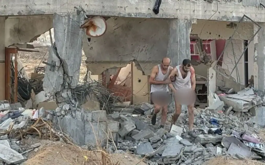 פעילי חמאס יוסף קאדי ומוחמד זעראב מסגירים עצמם לידי צה״ל. 6 במאי 2025 (צילום: דובר צה״ל) פעילי חמאס יוסף קאדי ומוחמד זעראב מסגירים עצמם לידי צה״ל. 6 במאי 2025 (צילום: דובר צה״ל)
