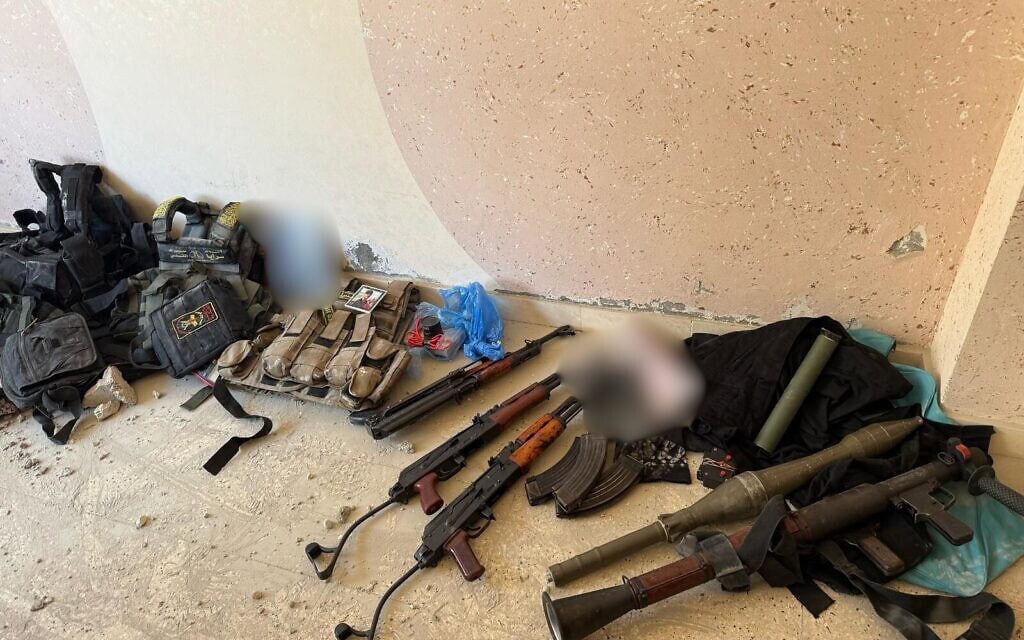 אמצעי לחימה שצה"ל איתר והחרים באזור רפיח; התמונה פורסמה על ידי צה"ל ב-4 במאי 2025 (צילום: אתר צה"ל) אמצעי לחימה שצה"ל איתר והחרים באזור רפיח; התמונה פורסמה על ידי צה"ל ב-4 במאי 2025 (צילום: אתר צה"ל)