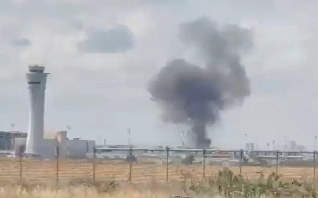 עשן מיתמר בעקבות פגיעת טיל מתימן בנתב"ג, 4 במאי 2025 (צילום: צילום מסך, שימוש לפי סעיף 27א') עשן מיתמר בעקבות פגיעת טיל מתימן בנתב"ג, 4 במאי 2025 (צילום: צילום מסך, שימוש לפי סעיף 27א')