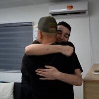 עידן אלכסנדר במפגש הראשון עם משפחתו בנקודת הקליטה הראשונית ברעים, 12 במאי 2025 (צילום: דובר צה עידן אלכסנדר במפגש הראשון עם משפחתו בנקודת הקליטה הראשונית ברעים, 12 במאי 2025 (צילום: דובר צה